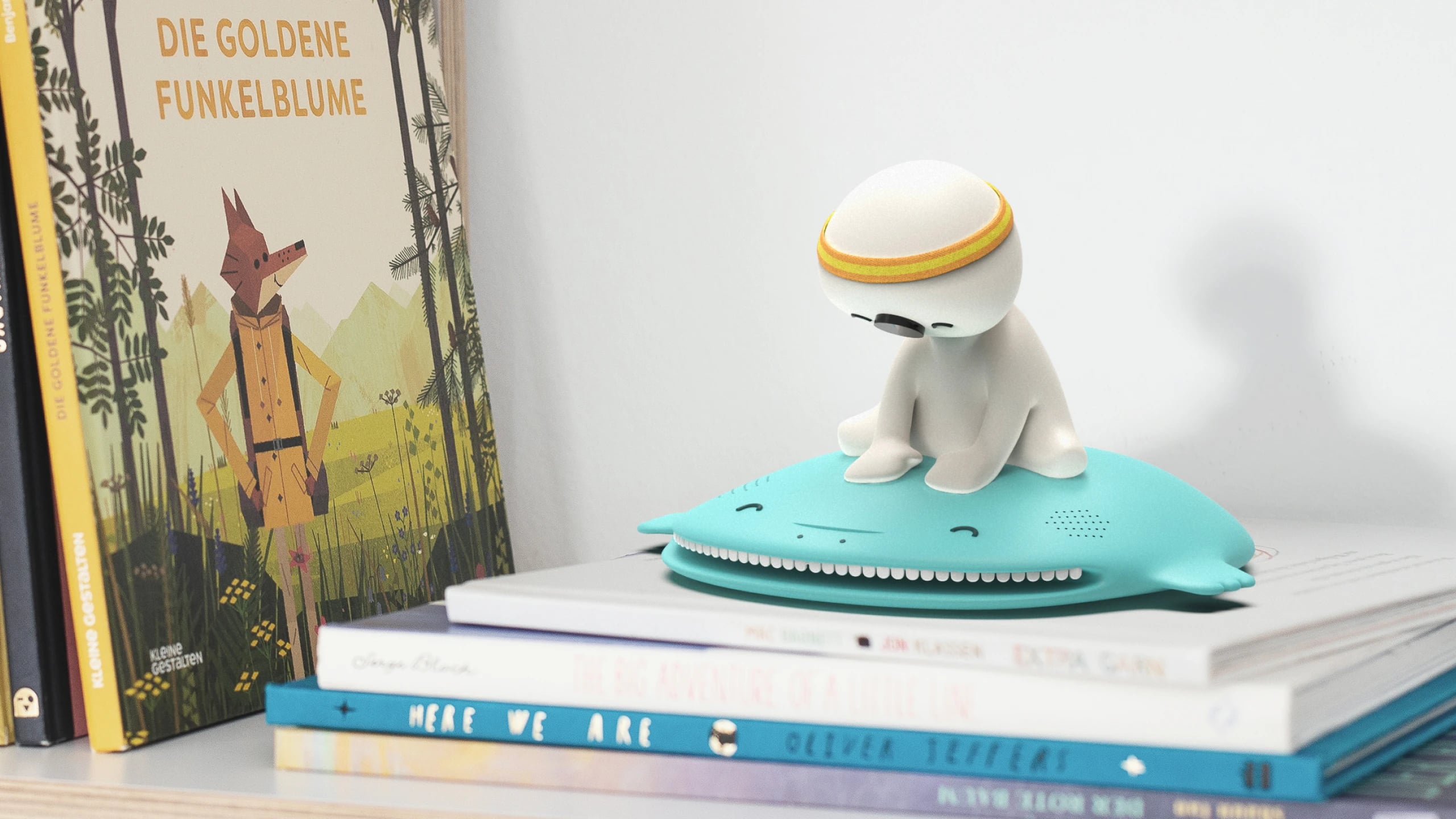 The Ray and Maya model on a stack of picture books beside Die goldene Funkelblume